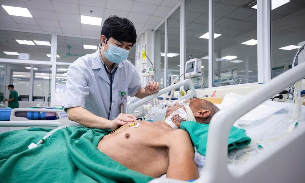 Vị bác sĩ chọn đứng ở ranh giới sinh tử, nơi 1% hy vọng cũng không được phép bỏ cuộc