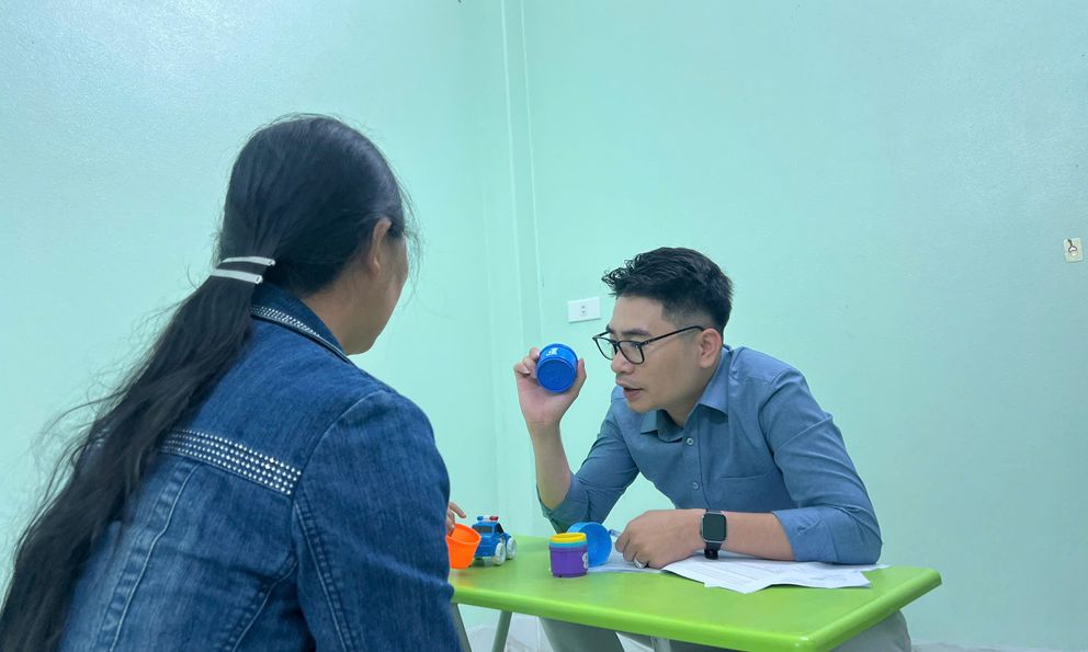 Không ép con thay đổi, bố mẹ làm điều ngược lại khiến chuyên gia tâm lý phải khen ngợi