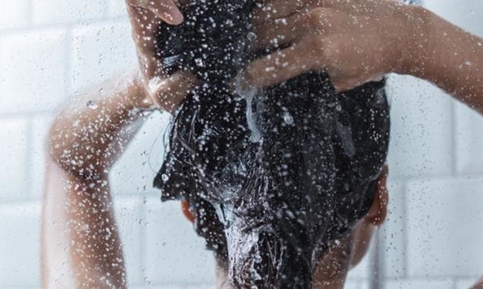 Nắng nóng đỉnh điểm, bác sĩ cảnh báo kiểu tắm nhiều người đang làm có thể gây đột tử