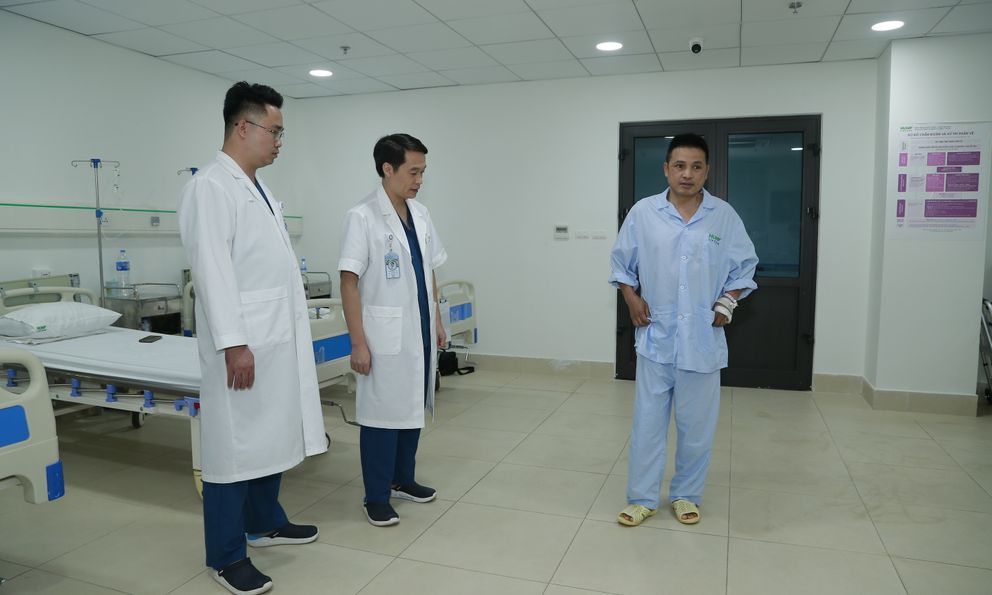 Phép màu y học: Sau gần 1,5 thập kỷ, người đàn ông có thể đi lại sau ca mổ của bác sĩ Việt