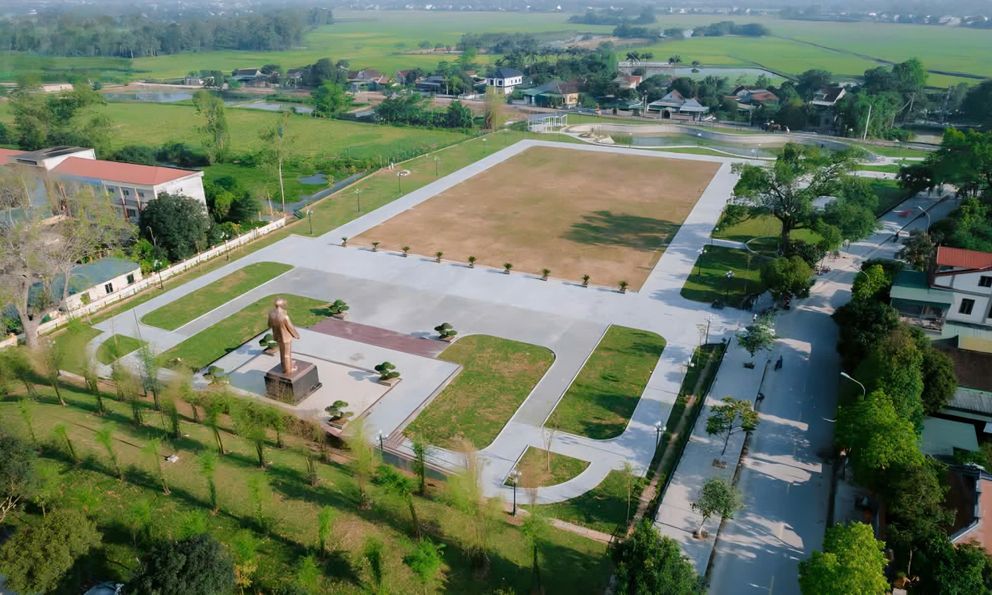 Khánh thành tượng đài 'Bác Hồ về thăm quê' vào dịp khai mạc Lễ hội Làng Sen