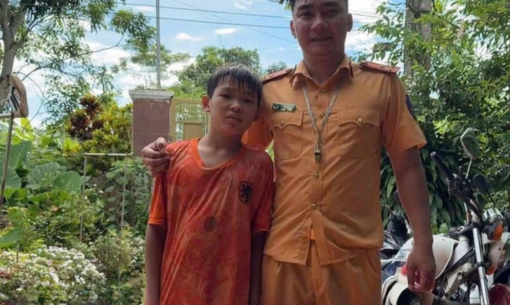 Nghệ An: Cảnh sát giao thông dũng cảm cứu học sinh bị đuối nước trên sông