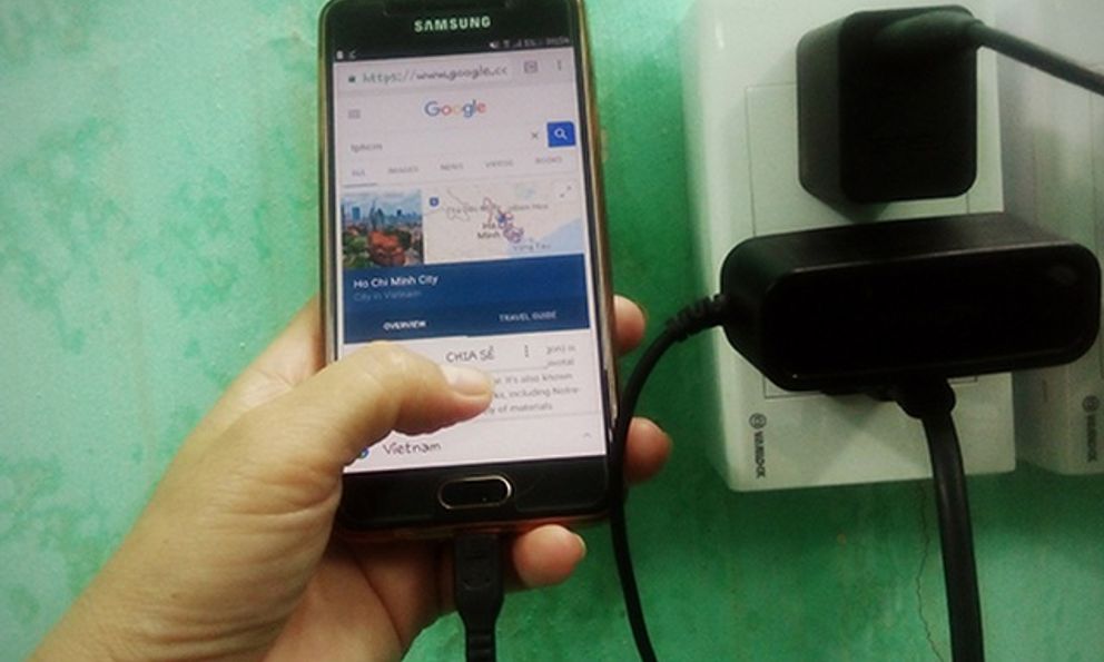  Vừa sạc vừa xem điện thoại, một nam thanh niên bị sét đánh tử vong