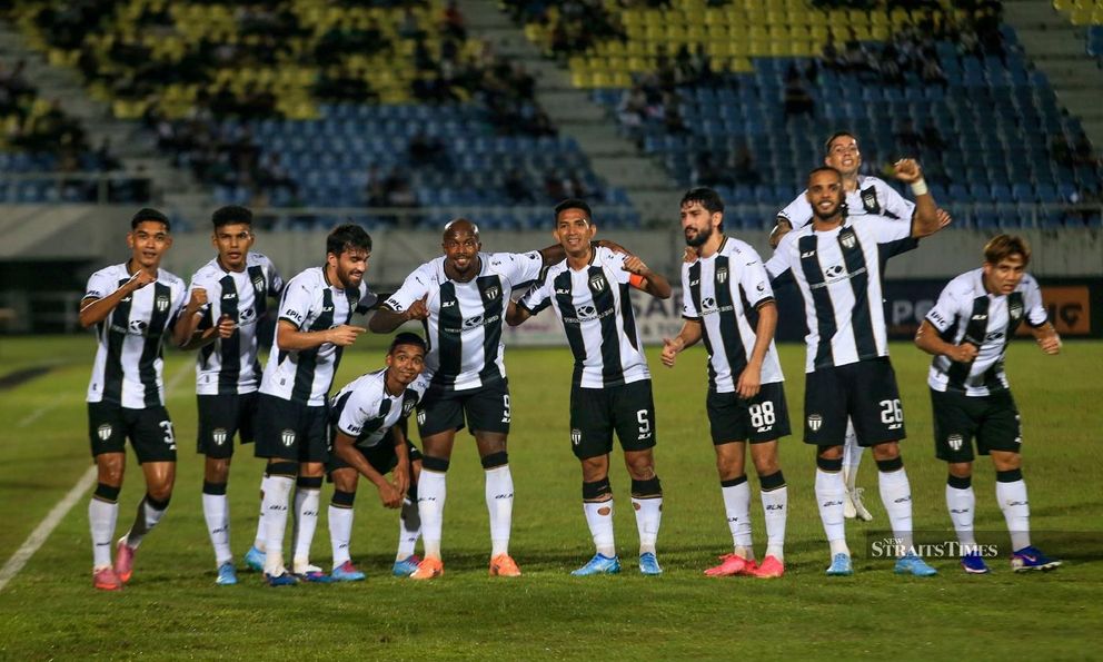 Bóng đá Malaysia nhận 2 án phạt nặng từ FIFA