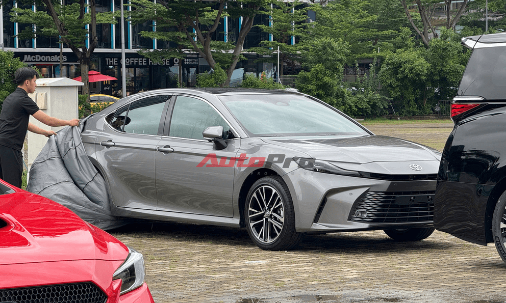 Hot nhất lúc này: Toyota Camry đời mới lộ diện tại VMS 2024, là bản cao nhất, màn hình kép 12,3inch, chỉ còn động cơ hybrid, có ADAS