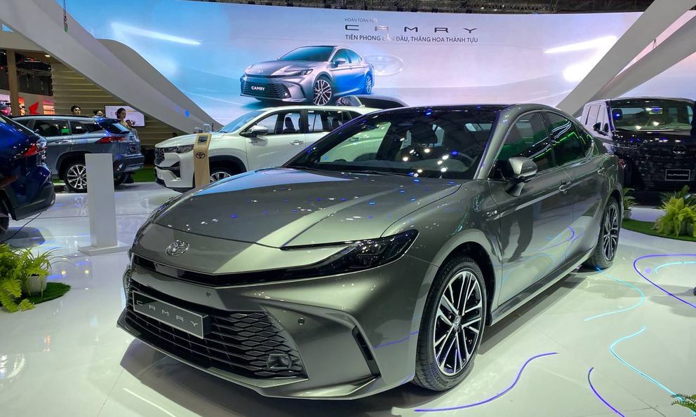 Toyota Camry 2025 ra mắt Việt Nam: Giá cao nhất 1,53 tỷ, có cả xăng và hybrid, đắt nhưng vẫn không sợ Mazda6, Accord