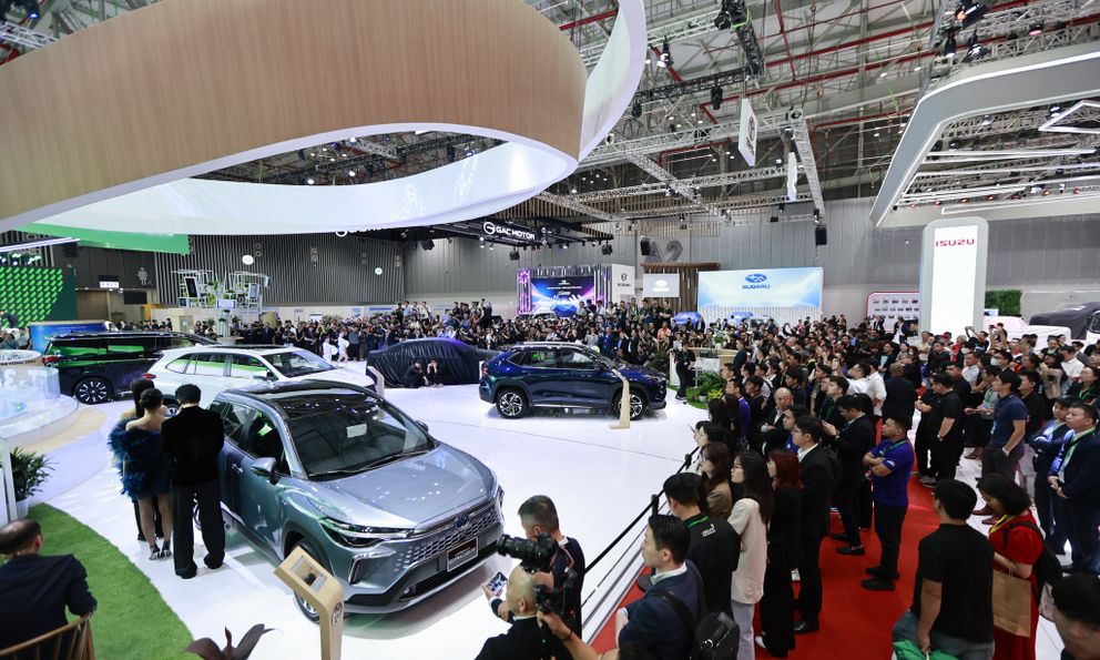 Nikkei: Các hãng xe sẽ tăng gấp đôi lượng xe hybrid tại Việt Nam, Toyota tiết lộ xem xét bán cả xe điện nhưng còn phải quan sát thêm