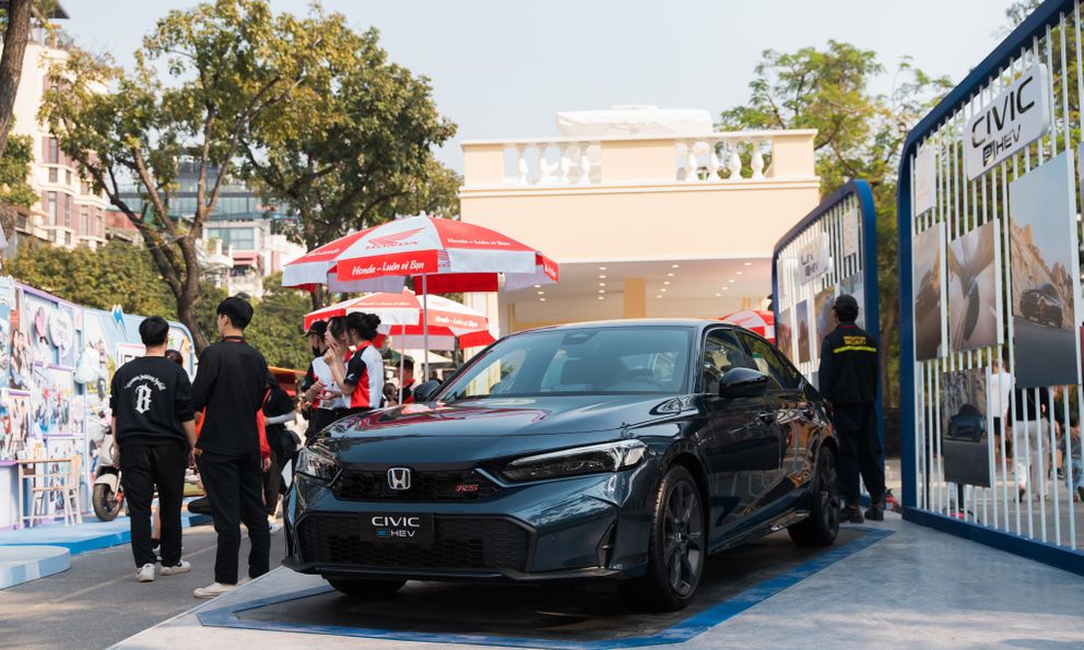 Honda mang dàn xe khủng đến phố đi bộ Hồ Gươm: Đủ loại ô tô, xe máy, có cả xe cắt cỏ