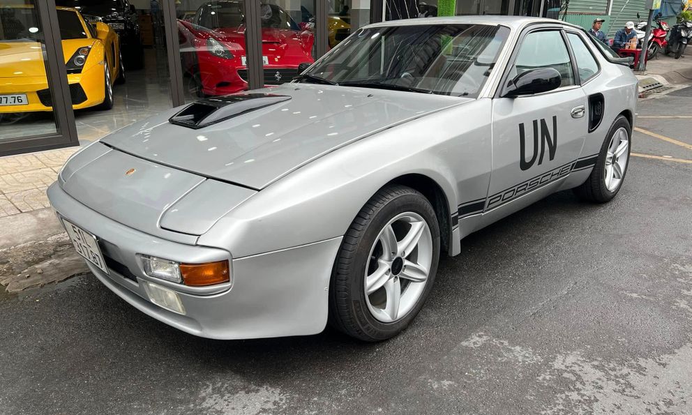 Lần đầu bắt gặp ông Đặng Lê Nguyên Vũ lái Porsche 944 sau gần một năm: Xe đã được dọn lại, thay tem, bỏ biển đẹp