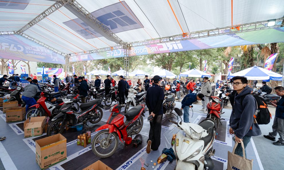 Đón Tết Dương lịch, sinh viên ĐH Bách Khoa Hà Nội tấp nập đi sửa xe miễn phí: Sáng làm đẹp xế cưng, tối quẩy cực sung cùng các ‘chị đẹp’ và ‘anh trai’