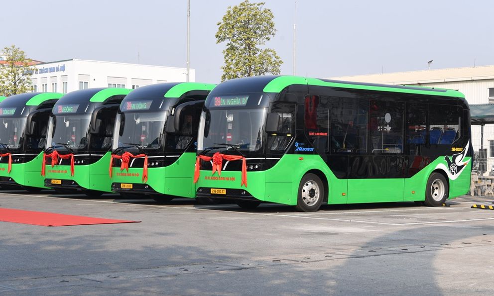 Ảnh thực tế dàn xe bus điện VinFast mới bàn giao: Chứa tối đa 60 người, sàn hạ thấp cho cả xe lăn lên