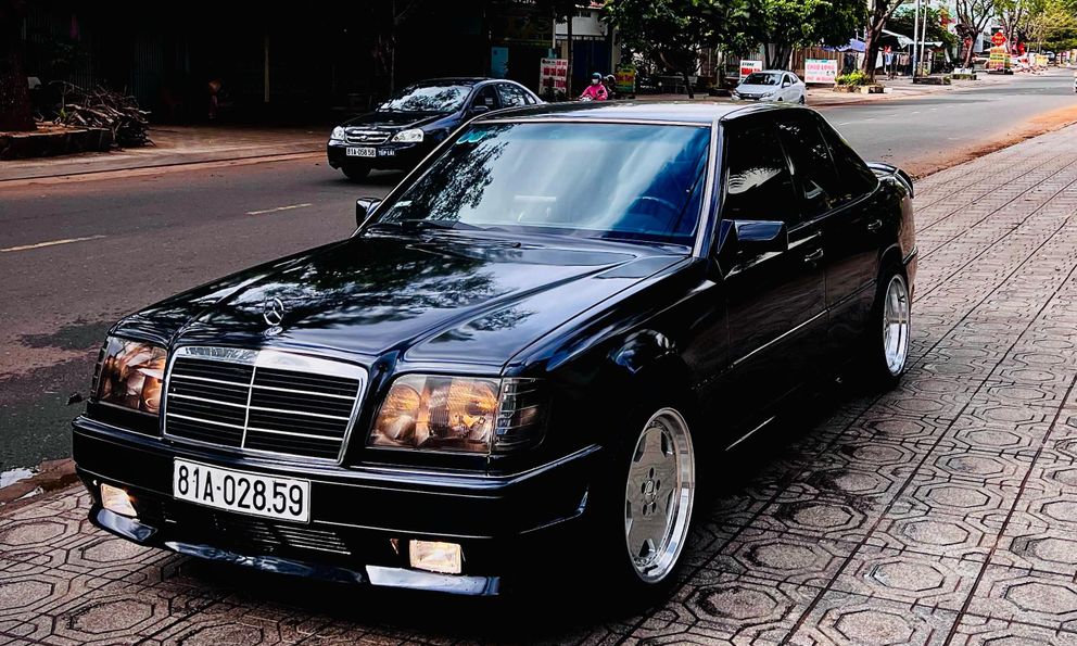 Hồi sinh Mercedes-Benz E-Class 1993, thợ Việt chia sẻ: ‘Mua chỉ 100 triệu, thêm 300 triệu độ xe nhưng tiền công chiếm hơn nửa’