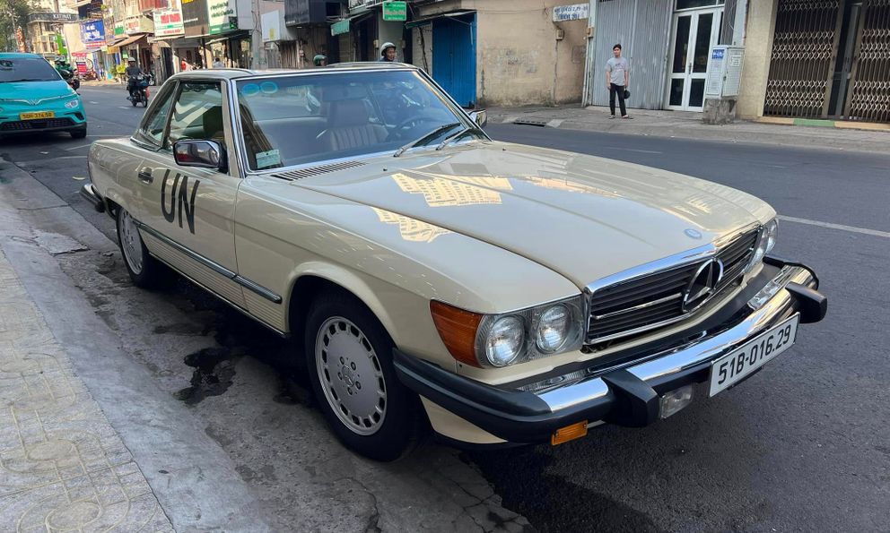 Ông Đặng Lê Nguyên Vũ lái Mercedes-Benz 380 SL ra đường du xuân, chủ showroom siêu xe tiết lộ: ‘Cả Việt Nam có đúng 1 chiếc’