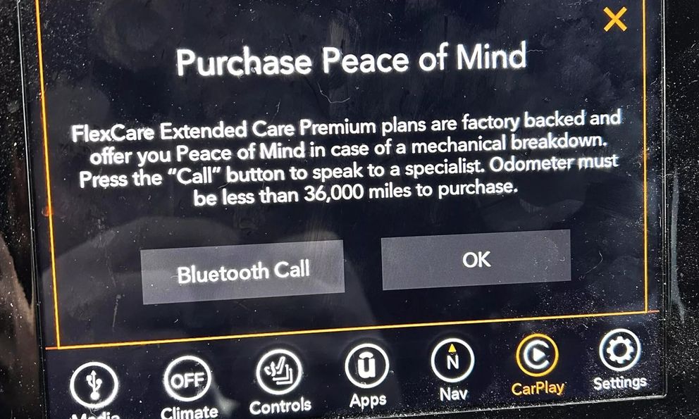 Mua xe Jeep tiền tỷ mà chủ xe vẫn bị ép xem quảng cáo: Cứ dừng chờ đèn đỏ là lại mời mua gia hạn bảo hành, đã OK rồi vẫn không ăn thua