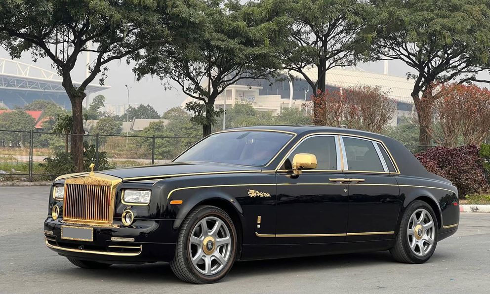 Rolls-Royce Phantom hàng độc giá 9,5 tỷ đồng tại Việt Nam: Mạ vàng 24K từ ngoài vào trong, nhiều chi tiết chạm khắc hình rồng