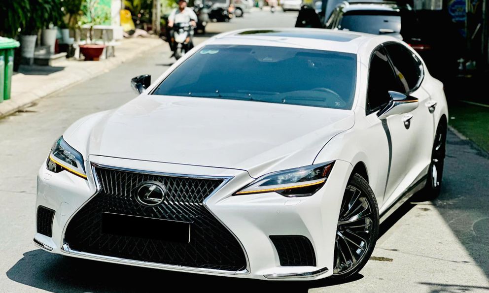Rao Lexus LS 500 giá gần 6,2 tỷ, người bán cho biết: ‘Mua mới hơn 8 tỷ, mới chạy 17.000km’