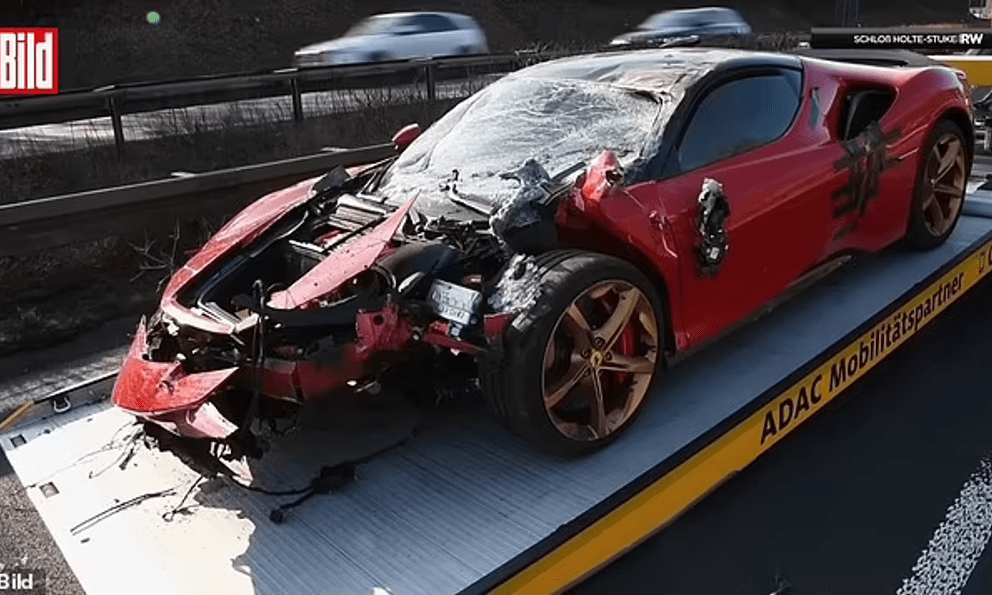 Thử tốc độ Ferrari trên cao tốc rồi mất lái, nam DJ làm vỡ nát đầu siêu xe