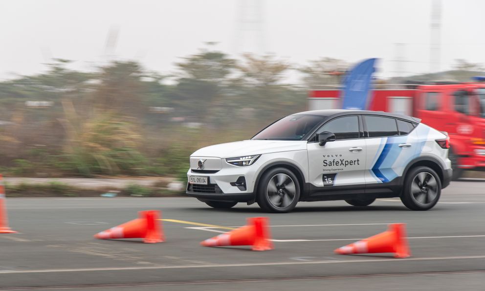 Cầm xe Volvo chạy cực 'gắt' trong đường đua F1 Mỹ Đình: Tăng tốc rồi phanh 'cắm đầu', ôm cua tốc độ cao để thấy xe an toàn như thế nào