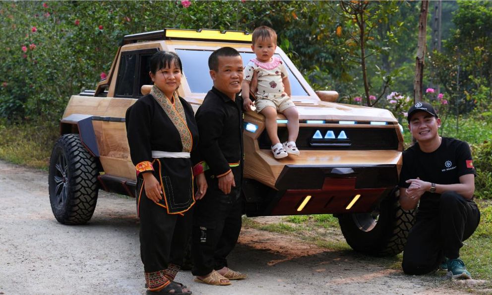 Thợ mộc Bắc Ninh làm bán tải gỗ tặng gia đình người lùn miền núi Thái Nguyên: Xe vượt được đèo dốc, lội suối, thiết kế độc lạ