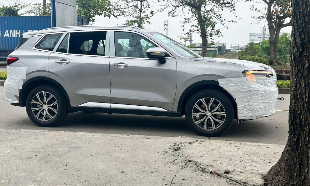 Ford Territory 2025 lần đầu lộ diện trên đường tại Việt Nam: Thiết kế đầu, mâm mới, kính hông có điểm khác biệt, sớm ra mắt đấu CX-5