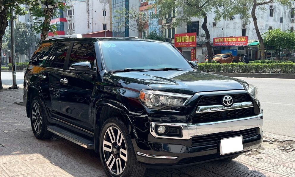 ‘Đàn anh’ Toyota Fortuner giá vẫn hơn 1,5 tỷ đồng sau 12 năm: Nội thất 4 ghế ‘chủ tịch’, nhiều trang bị xịn nhưng vẫn… đèn halogen