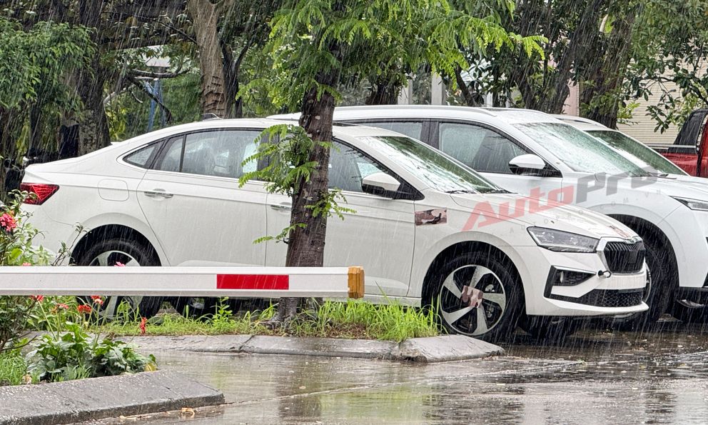 Skoda Slavia lần đầu lộ diện ngoài nhà máy tại Việt Nam: Một điểm cho thấy dễ có ADAS cạnh tranh City, Vios