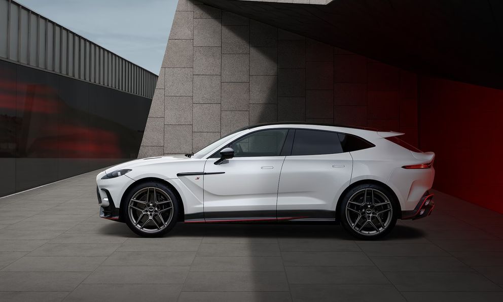 Nếu Aston Martin DBX chưa đủ mạnh thì bản này sẽ khiến bạn ‘nhấc người’: Tăng tốc 0-100km/h chỉ 3,3 giây dù nặng 2,2 tấn