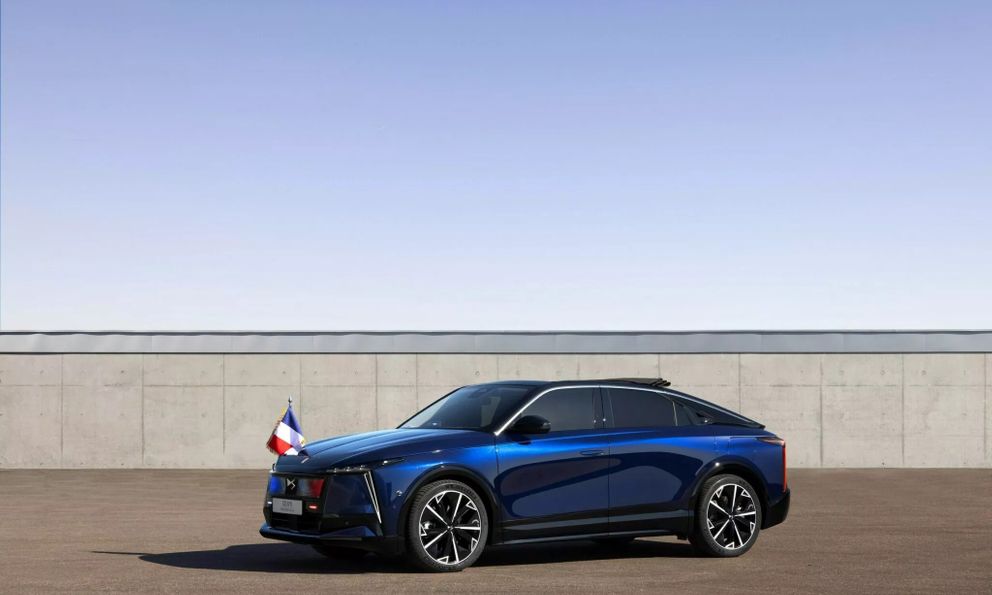 Ảnh thực tế xe độc bản của Tổng thống Pháp: Dáng coupe sành điệu, nội thất kiểu tương lai, chạy 750km/sạc