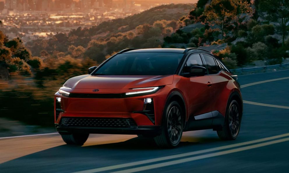Toyota C-HR - SUV ‘chơi’ từng về Việt Nam có thêm bản điện, chạy 467km/sạc