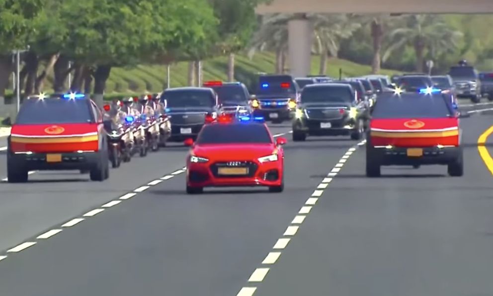 Công du Qatar, tổng thống Mỹ được hộ tống bằng dàn xe 'không ngờ tới': Cặp Tesla Cybertruck màu đỏ và hàng chục kỵ đà