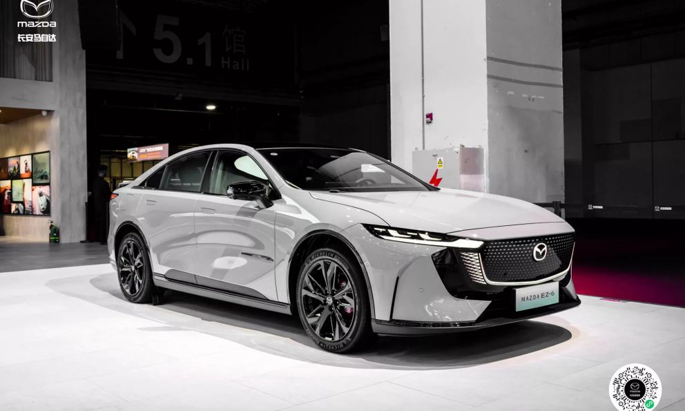 Mazda 6e có bản thể thao: Mâm đen bóng, cùm phanh đỏ, vô-lăng có chi tiết giống xe đua, ghế bọc Alcantara, động cơ không đổi