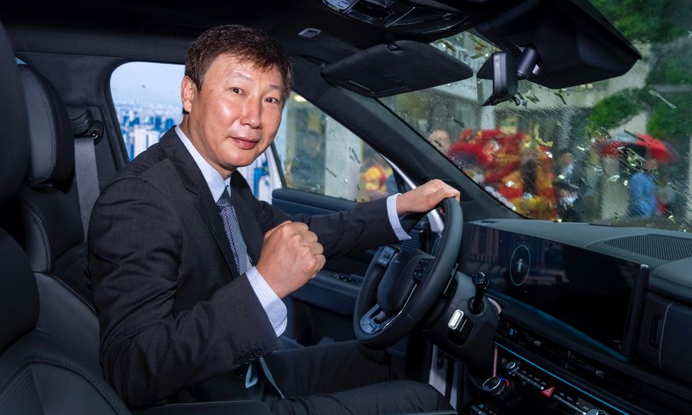 HLV Kim Sang-sik nhận bàn giao Santa Fe bản đắt nhất tại Việt Nam: 'Đã có 15 năm dùng xe Hyundai ở quê nhà'