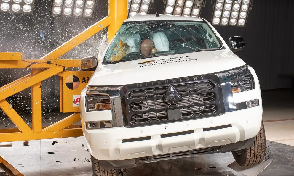 Mitsubishi Triton 2025 đạt 5 sao an toàn ANCAP, nhưng vẫn cần giảm cảnh báo 'thừa', cải thiện phanh khẩn cấp