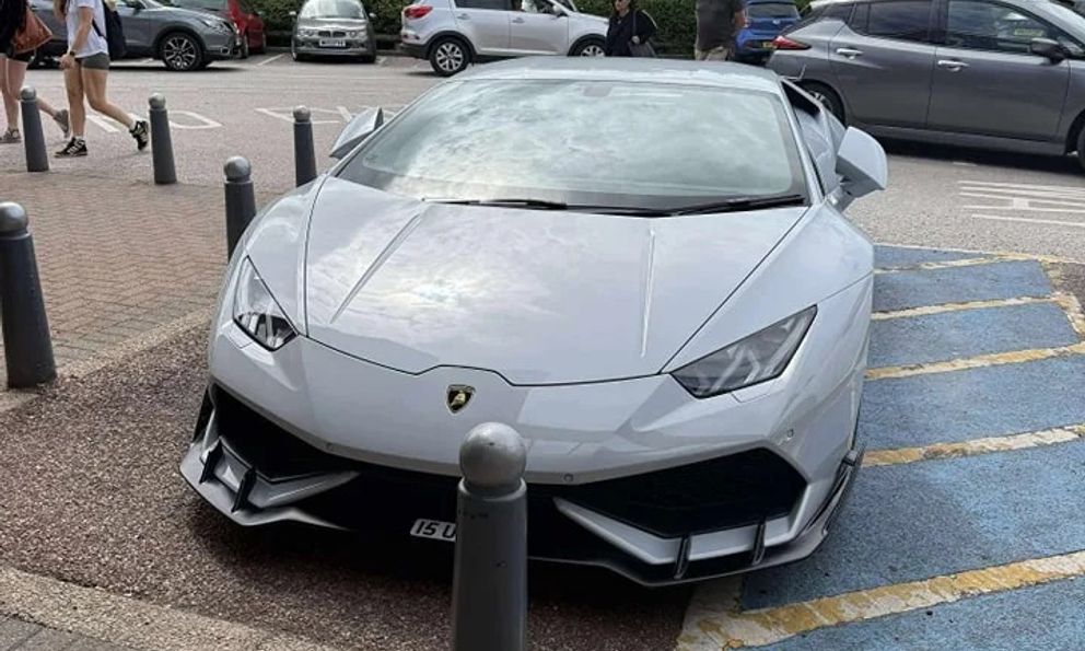 Bị chỉ trích vì đỗ xe ở chỗ cho người khuyết tật, tài xế Lamborghini làm một hành động khiến cả MXH 'quay xe' gấp