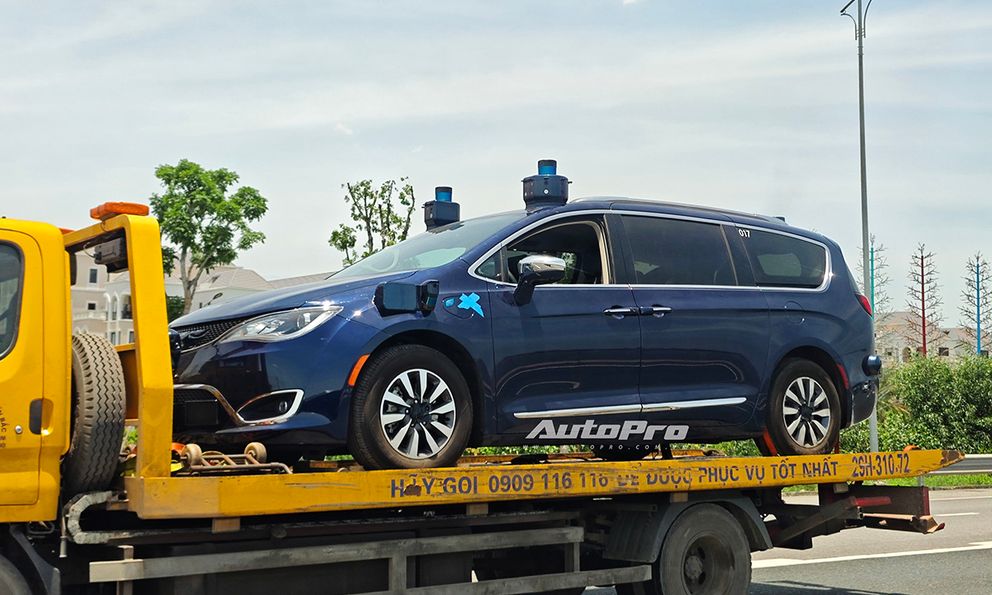 Chrysler Pacifica - Minivan đối thủ Carnival lần đầu lộ diện trên phố Việt Nam: Là bản PHEV, nóc gắn thiết bị cho xe tự lái