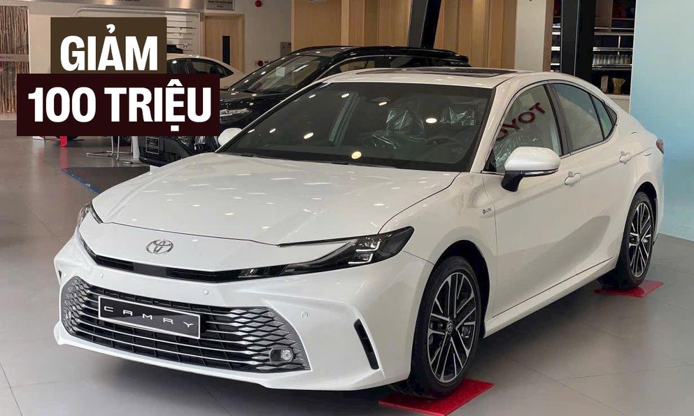 Toyota Camry giảm giá 100 triệu đồng tại đại lý: Bản 'base' còn hơn 1,1 tỷ, vẫn đắt hơn 200 triệu so với Mazda6 bản 'full'