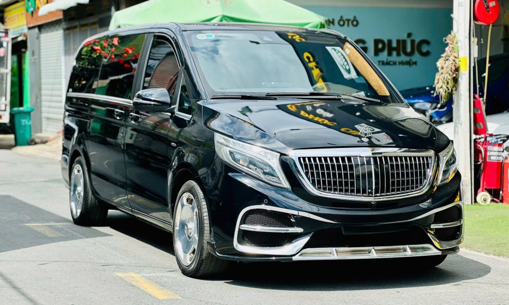 Rao Mercedes-Benz V-Class giá 1,2 tỷ đồng, người bán cho biết riêng tiền độ đã gần 1 tỷ với TV, két sắt, tủ lạnh, ghế 'chủ tịch' kiểu Maybach