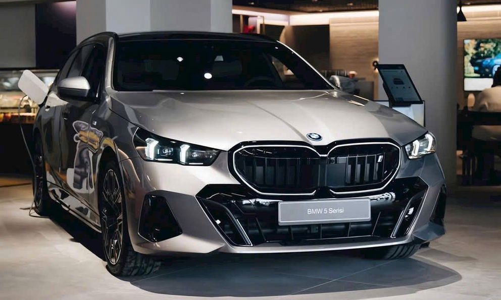 BMW 5 Series 2025 vừa ra mắt Việt Nam có doanh số khủng ở một thị trường khó tính: Vượt xa 'Mẹc E', gấp gần 15 lần Lexus ES