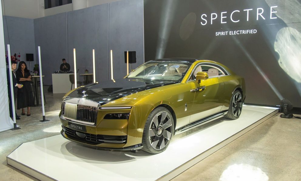 Chủ xe Rolls-Royce ngày càng trẻ: Đại gia Việt cũng không ngoại lệ, có người 35 tuổi đã sở hữu Spectre