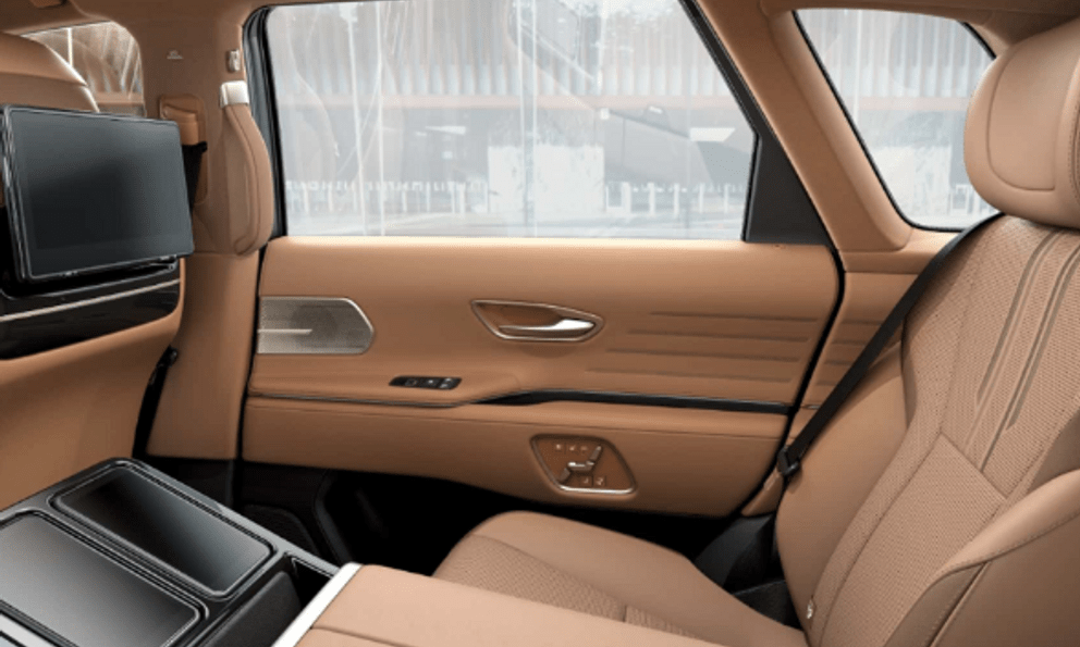 Công nghệ kính mới này giúp chủ xe Toyota khỏi sợ nhìn trộm vào bên trong mà không cần che rèm