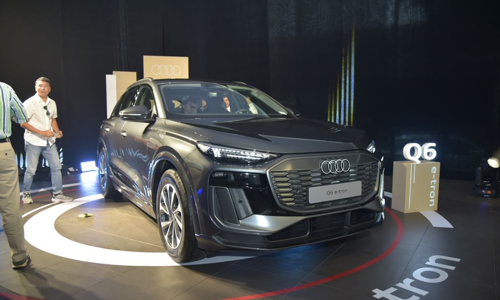 Audi Q6 e-tron ra mắt Việt Nam: Giá 3,199 tỷ đồng, đèn LED tùy biến lần đầu xuất hiện, chạy 583km/sạc, sạc 2 năm không tốn tiền