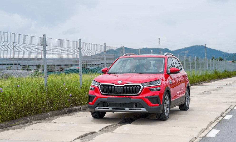 Bộ trưởng Séc lái Skoda Kushaq trong nhà máy tại Việt Nam