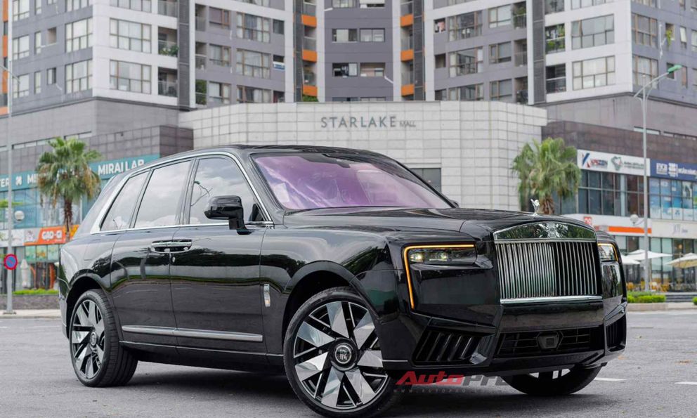 'Biệt thự di động' Rolls-Royce Cullinan Series II đầu tiên tại Việt Nam: Giá đồn đoán hơn 50 tỷ đồng, hàng ghế sau 4 chỗ kiểu thương gia, chưa phải xe duy nhất