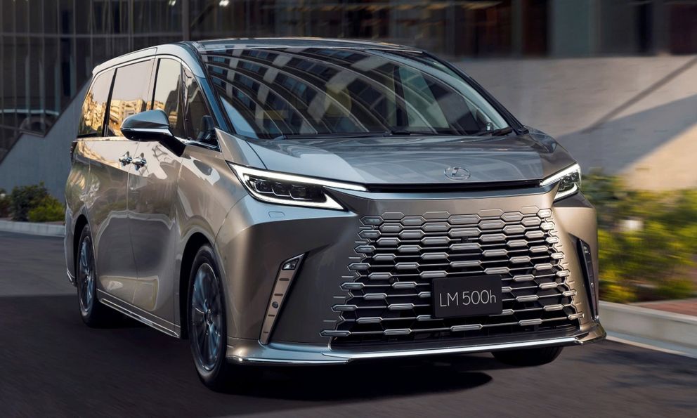 Lexus LM có bản nâng cấp mới: Cải thiện khả năng cách âm, đổi vị trí mở cửa tiện lợi hơn, điều chỉnh độ sáng đèn nội thất