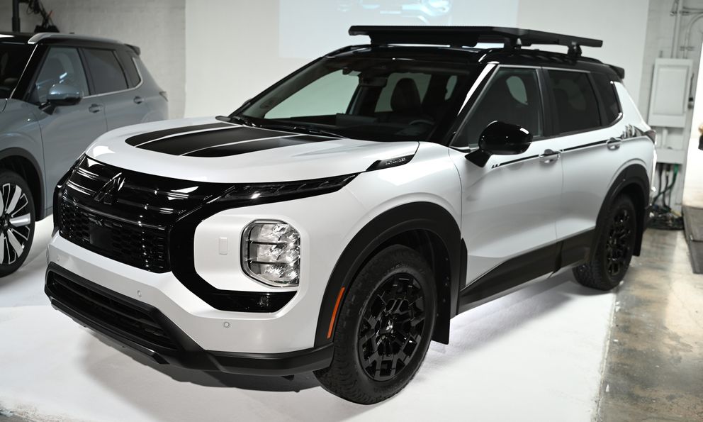 Thêm hơn 100 triệu đồng so với bản 'base', chiếc Mitsubishi Outlander này có nhiều điểm hút dân phượt: Mâm lốp địa hình, giá nóc xịn, logo độc quyền