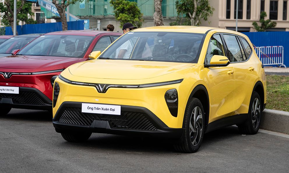 Ảnh thực tế VinFast Limo Green giá 749 triệu đồng đầu tiên bàn giao: 3 hàng ghế rộng thoáng, màn hình to nét, nhiều chi tiết cho thấy bản cá nhân sẽ còn wow hơn