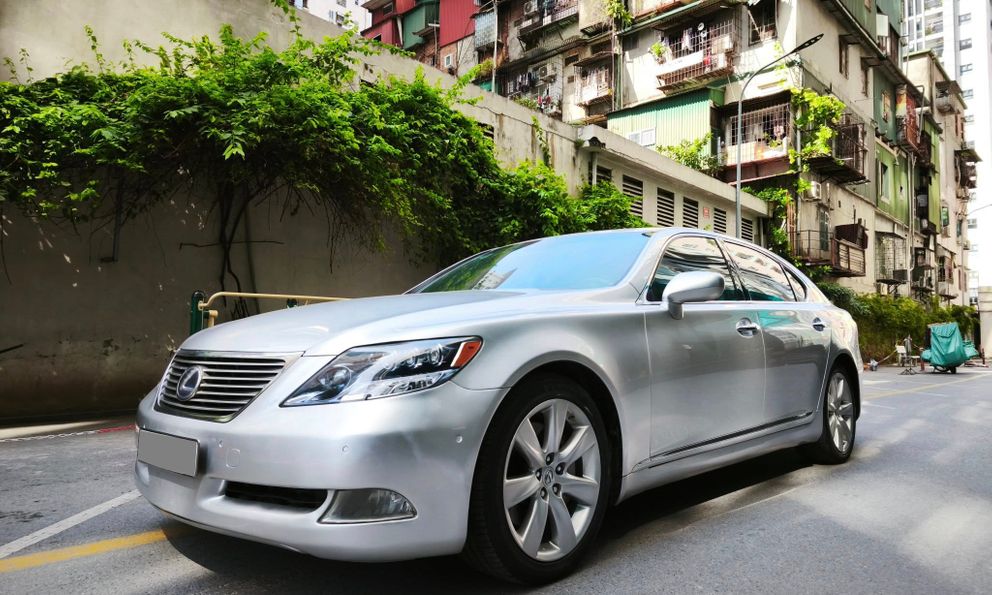 Chỉ hơn 700 triệu đồng đã mua được chiếc Lexus đầu bảng này: Đối thủ S-Class, máy V8 mạnh 400 mã nhưng 'rất tiết kiệm'