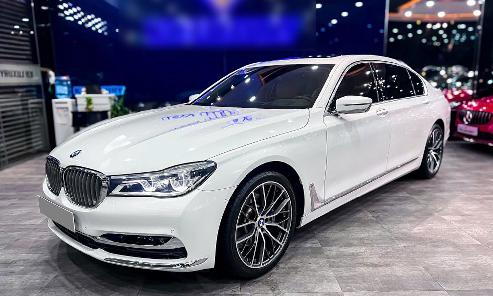 Chiếc BMW 7-Series giá 1,2 tỷ này sẽ khiến người dùng cân nhắc thay vì mua Toyota Camry 'base' mới: Dù cũ vẫn vượt nhiều trang bị, song vẫn phải chấp nhận điều này