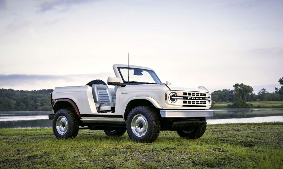 Mẫu xe đang được mong chờ về Việt Nam có thêm bản mui trần: Lấy cảm hứng từ huyền thoại 60 năm trước, thân xe bán tải, nội thất tối giản, hộp số sàn