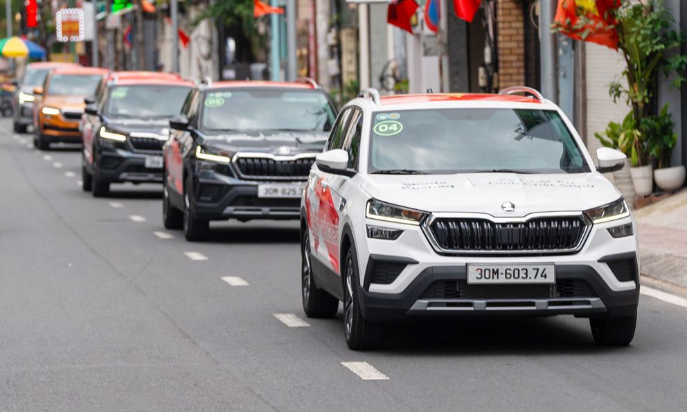 Khởi động hành trình ‘Từ Độc Lập tới Thống Nhất’: Hơn chục chiếc Skoda diễu hành qua Dinh Độc Lập trước khi lên đường xuyên Việt hơn 2.000km